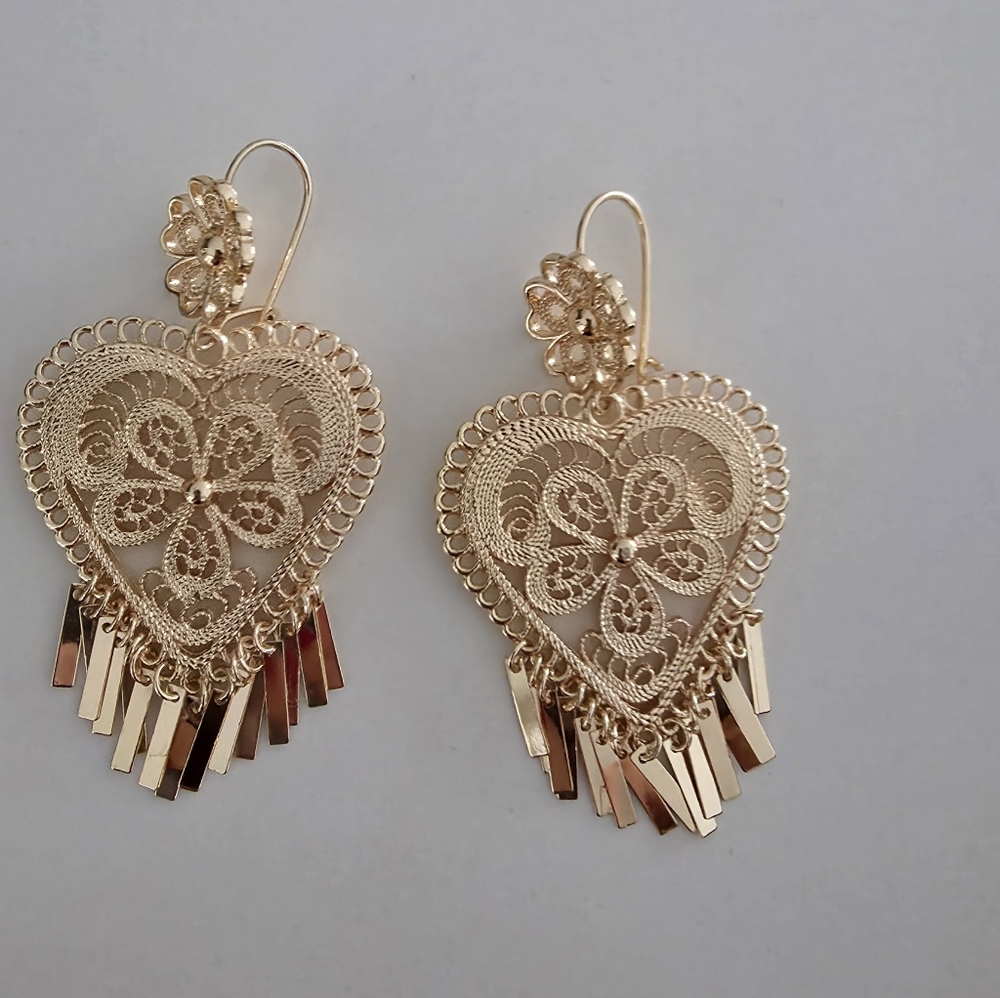 Elegant Gold Heart Filigree Earrings